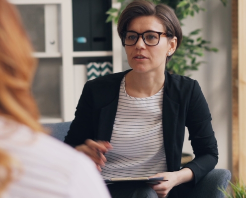 therapist talking with a client during treatment for anxiety and alcohol use disorder